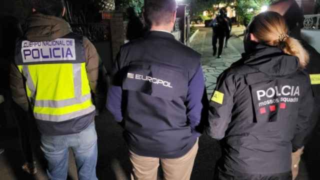 Agentes de Policía Nacional, Mossos d'Esquadra y Europol en un operativo conjunto
