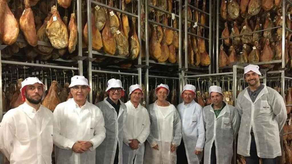 El exalcalde de Guissona, Xavier Casòliva (2d), en una visita a la CAG de Guissona