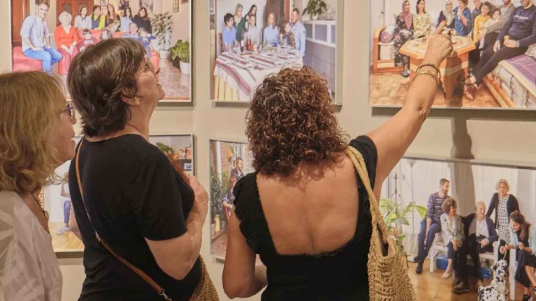 Visitantes a la exposición de Adela Picón