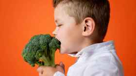Imagen de archivo de un niño comiendo verdura
