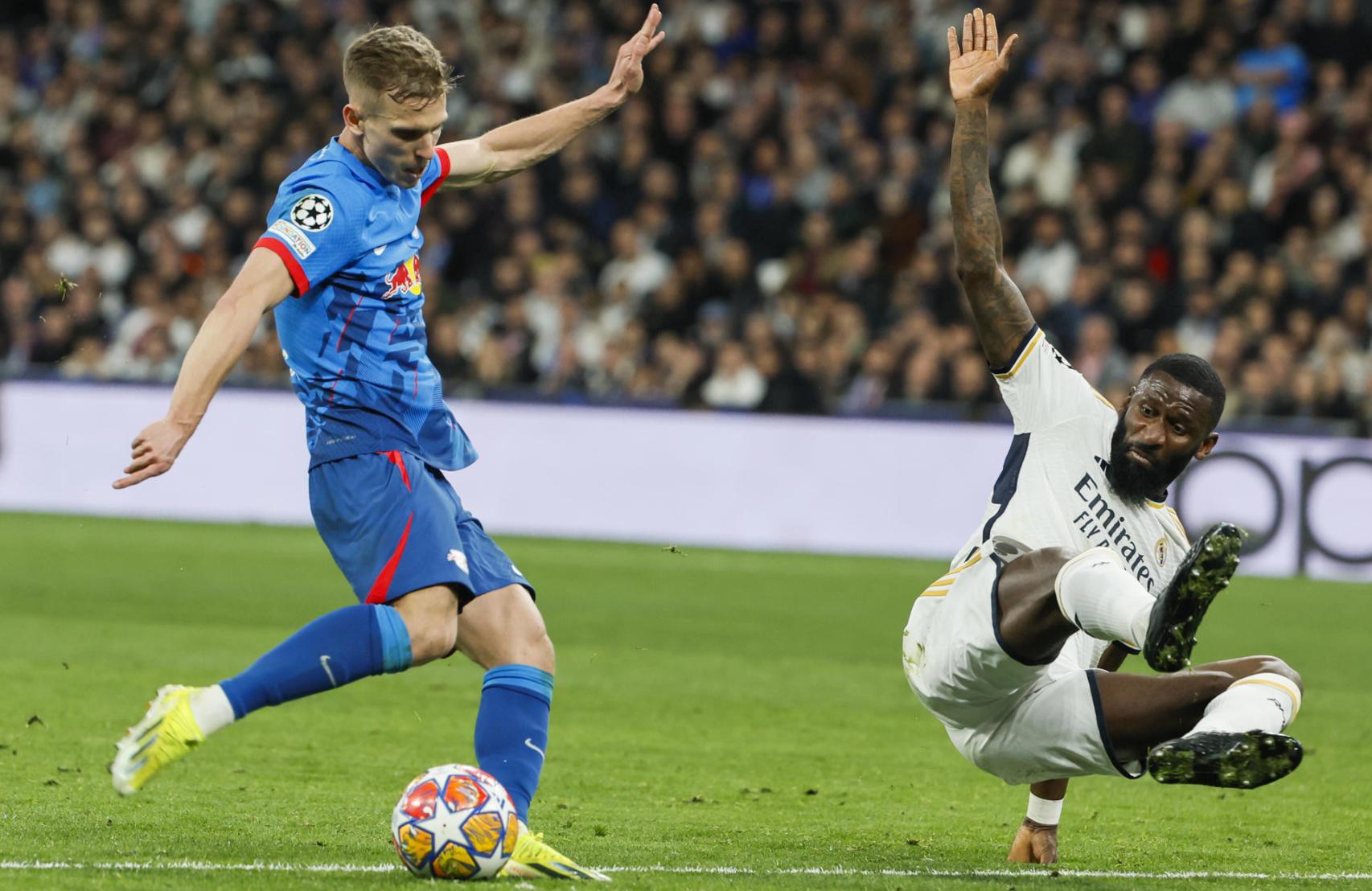 Dani Olmo prueba un chute contra el Real Madrid