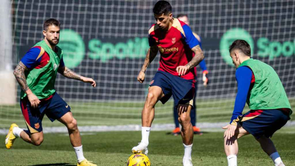 Iñigo Martínez, Joao Cancelo y Marc Casadó, en un entrenamiento del Barça