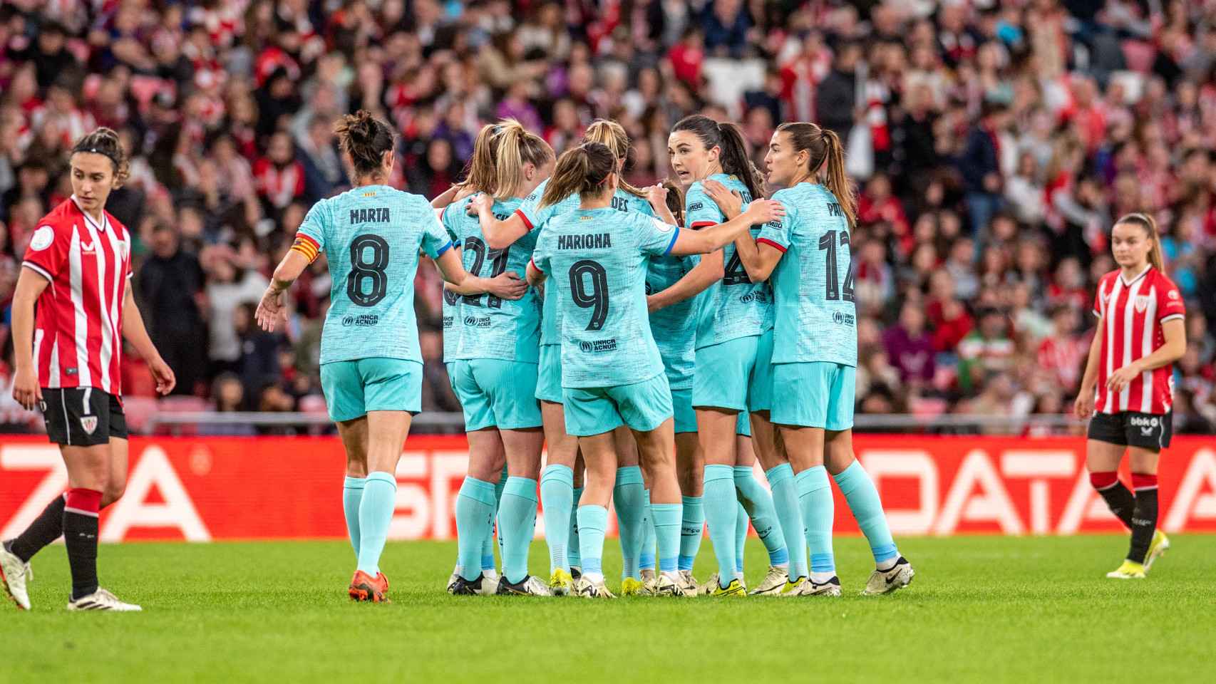 El abrazo de las jugadoras del Barça Femenino tras golear en la Copa de la Reina