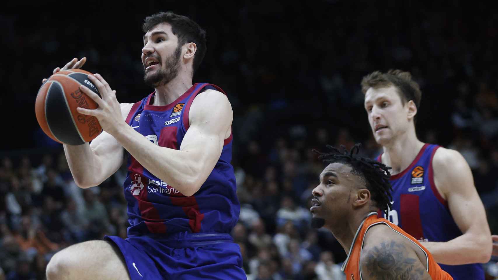Brizuela busca la canasta en una jugada contra el Valencia basket