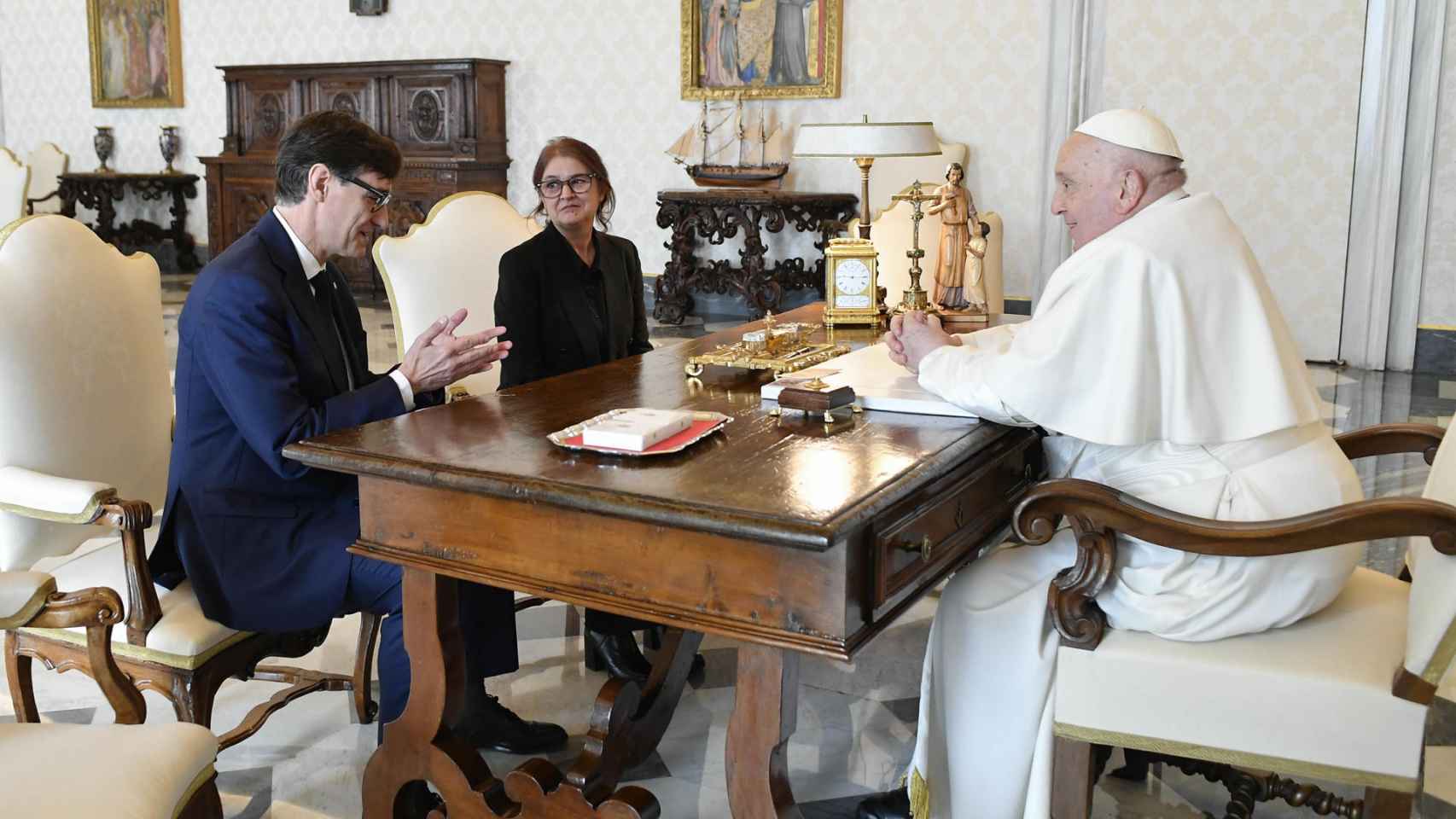 El papa Francisco ha recibido este jueves al primer secretario del PSC, Salvador Illa (i), y a su esposa Marta Estruch (c) en una audiencia en el Vaticano