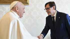 El papa Francisco ha recibido este jueves al primer secretario del PSC, Salvador Illa (d), en una audiencia en el Vaticano