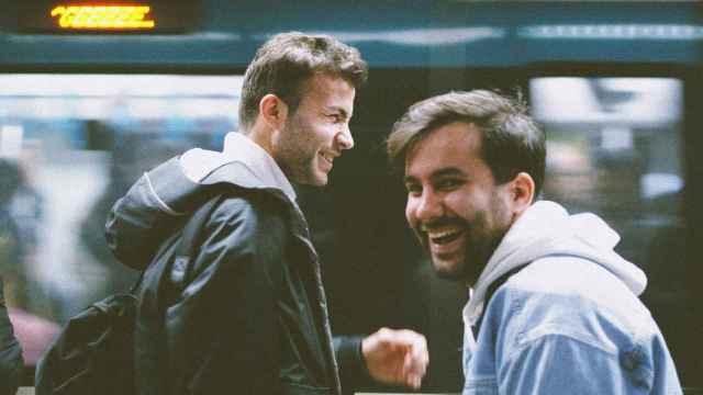 Imagen de archivo de dos personas riendo en el metro