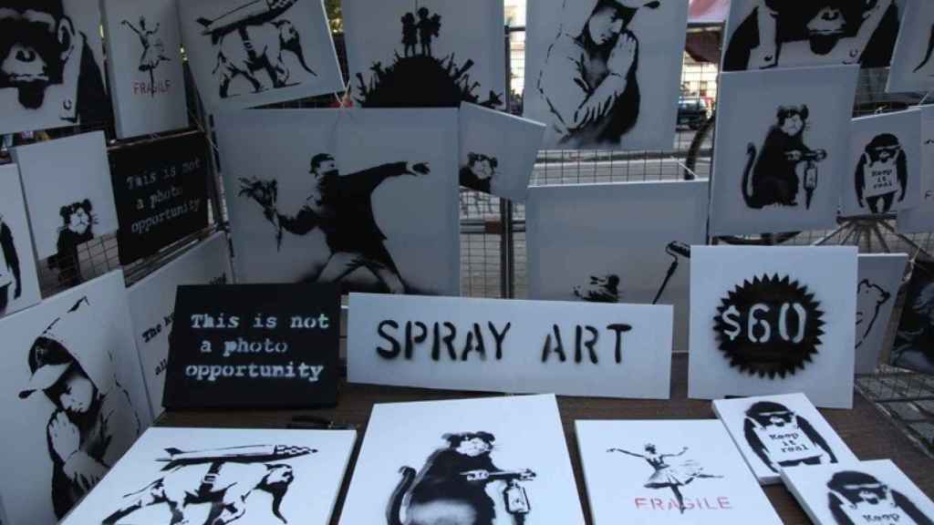 Copias de obras de Banksy, a la venta como 'souvenir'