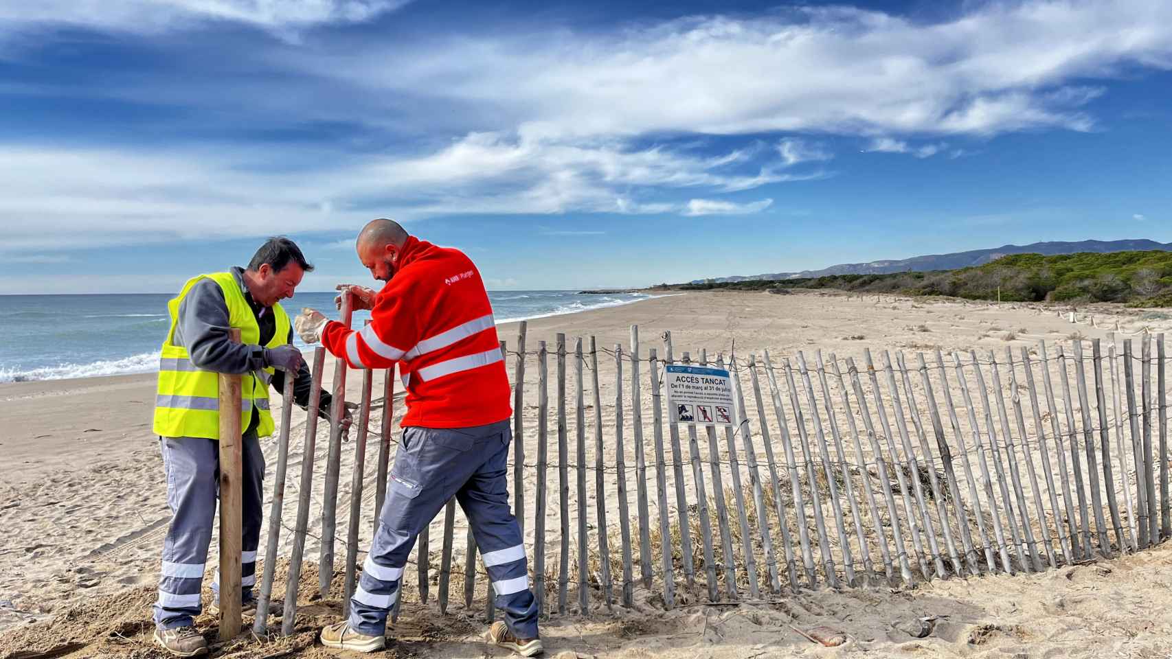 Trabajos de acordonamiento y señalización de la zona de playa cerrada al público en Viladecans