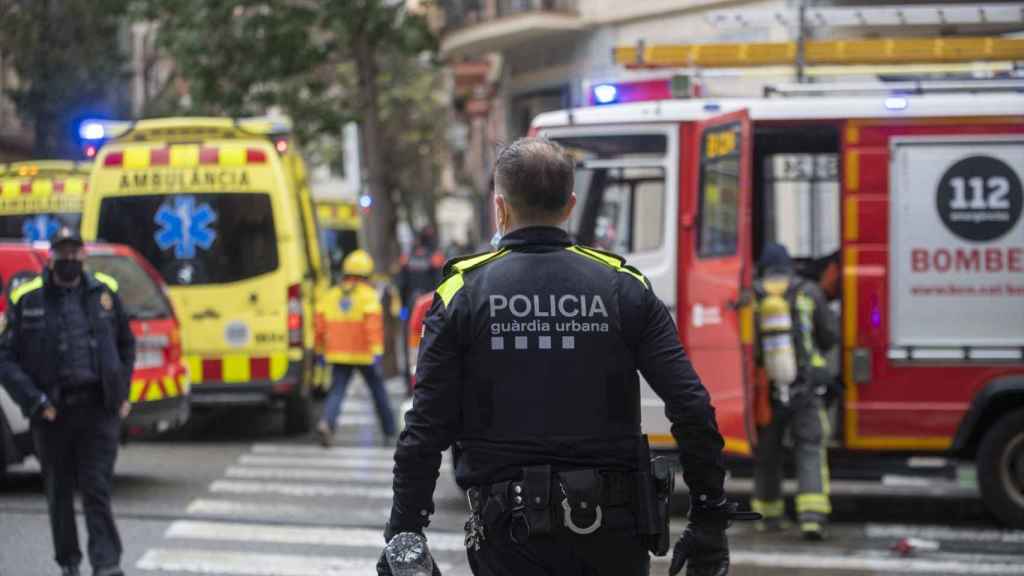 Un agente de la Guardia Urbana, durante una actuación en un accidente