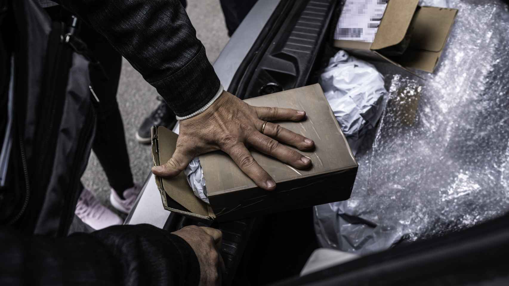 Los 'fura' de Barcelona abriendo una caja llena de marihuana