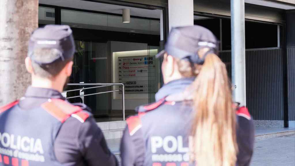 Dos agentes de los Mossos d'Esquadra, durante el registro de la FCF