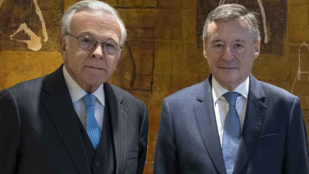 El presidente de Criteria Caixa, Isidro Fainé (izq.), junto al consejero delegado, Àngel Simón