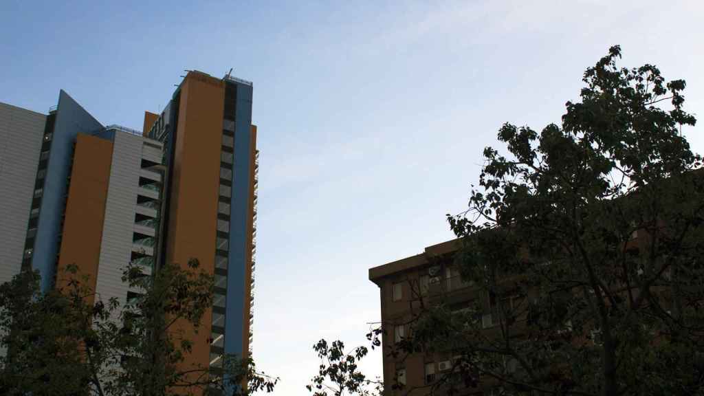 El hotel Princess de Diagonal Mar y un bloque del Besòs