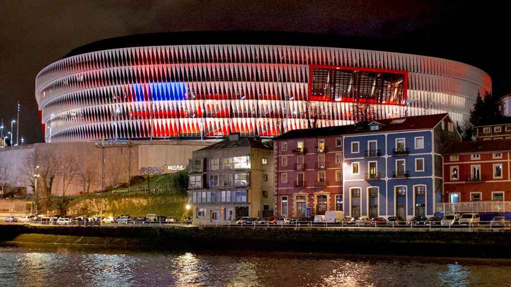 San Mamés, iluminado junto a la ría de Bilbao