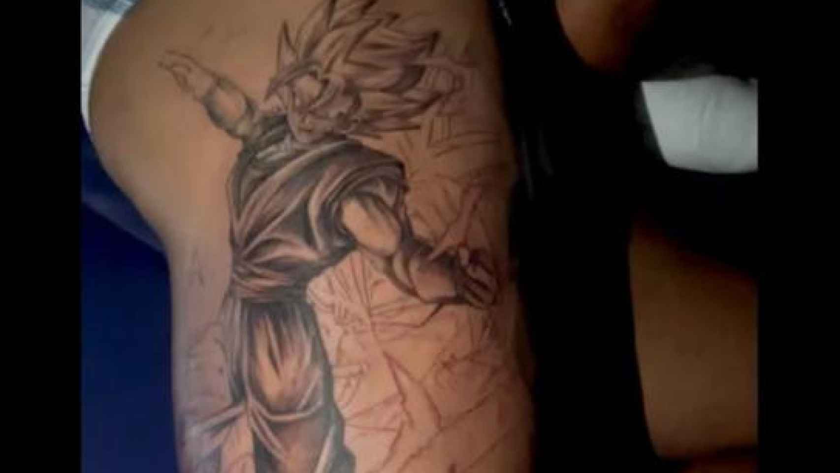Aubameyang luce su tatuaje de Dragon Ball en su pierna derecha
