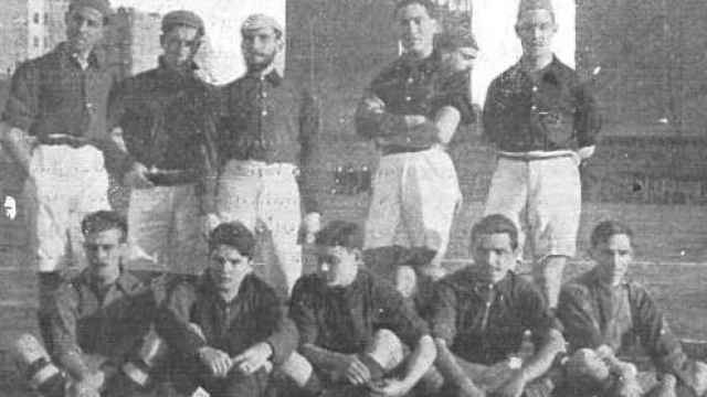 La alineación del FC Barcelona del 1 de enero de 1907, con camisa azulgrana y pantalón blanco