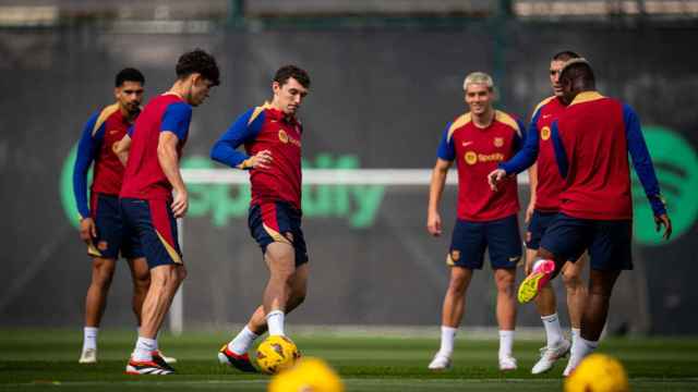 Los jugadores del Barça participan en un rondo en la previa del partido contra el Mallorca