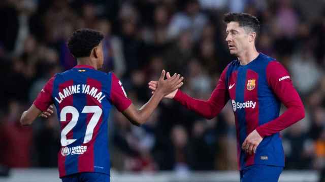 Lamine Yamal saluda a Lewandowski tras marcar un gol con el Barça en Montjuïc