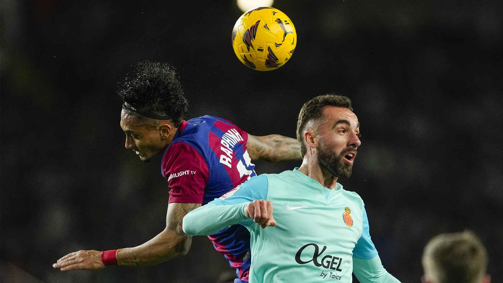 Raphinha disputa el balón contra Sergi Darder en el Barça-Mallorca