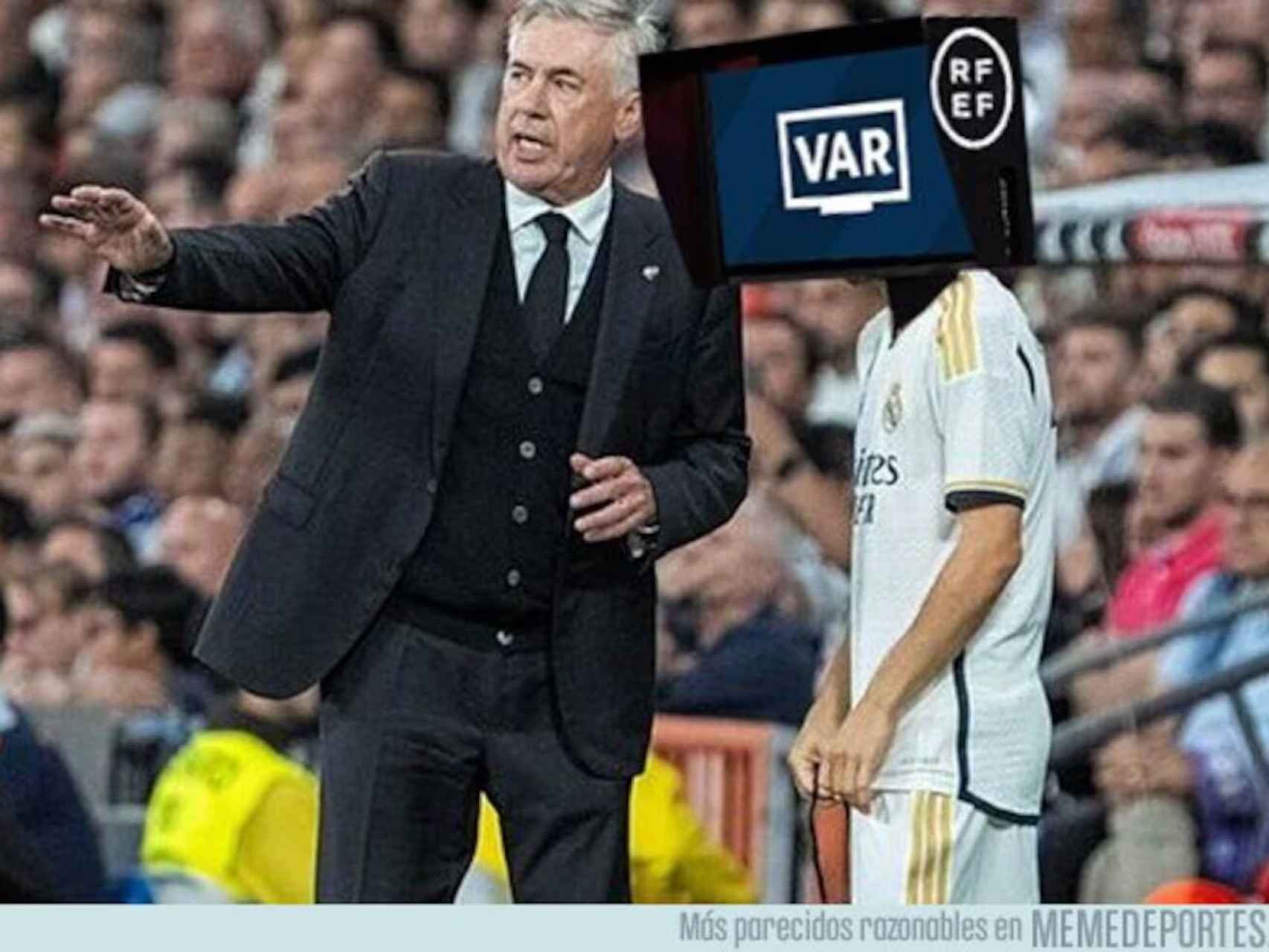 Carlo Ancelotti dando órdenes directamente al VAR