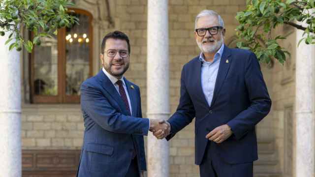 El presidente de la Generalitat, Pere Aragonès (i), se reúne con el alcalde de Lleida, Félix Larrosa (d), en el Palau de la Generalitat, a 8 de septiembre de 2023