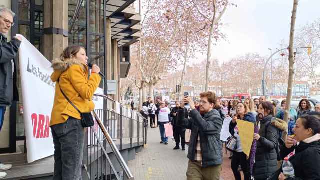 Manifestación de las familias de la escuela Andreu Castells ante los Servicios Territoriales de Educación en Sabadell