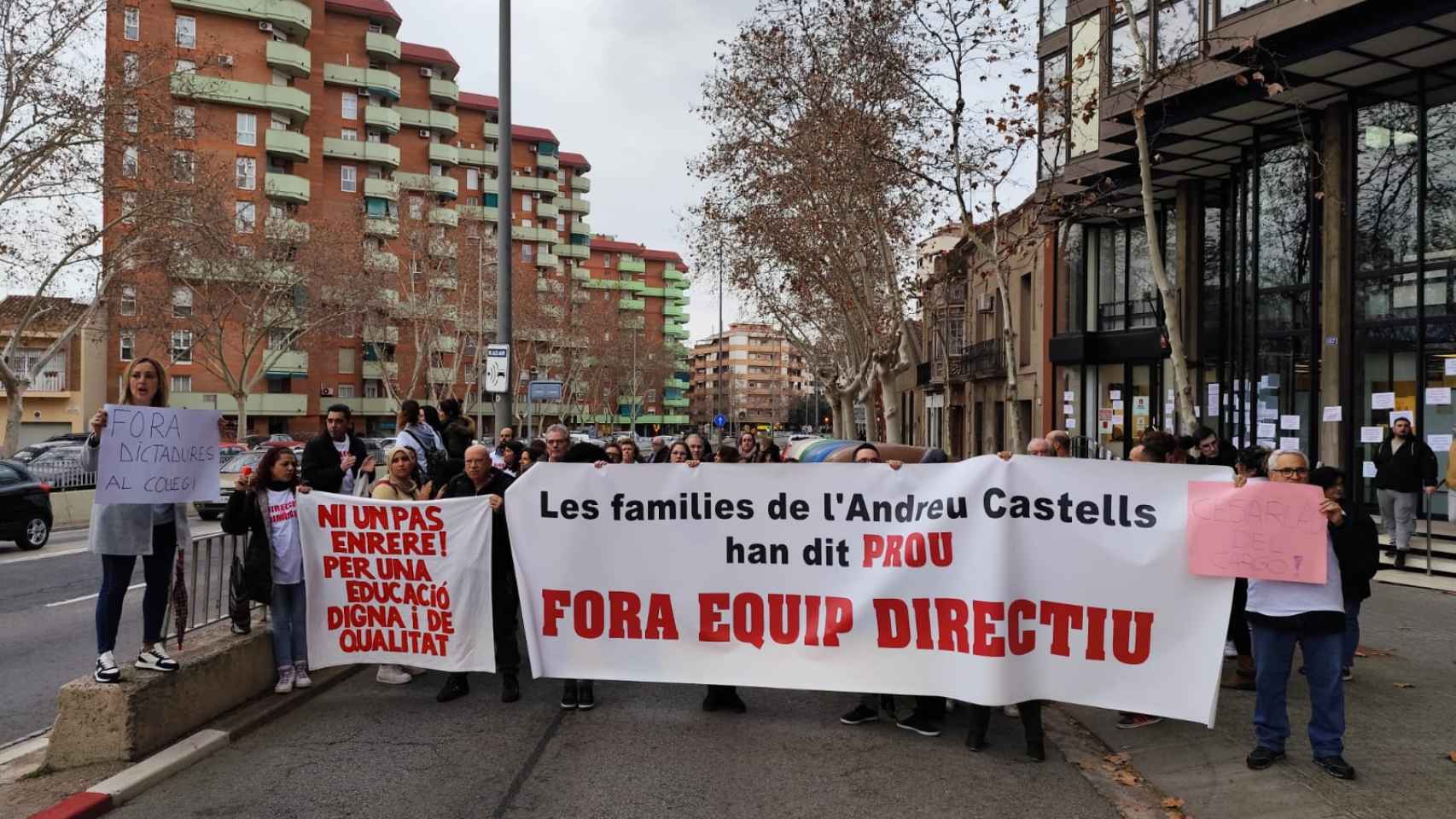 Manifestación por Sabadell de las familias de la escuela Andreu Castells contra su equipo directivo