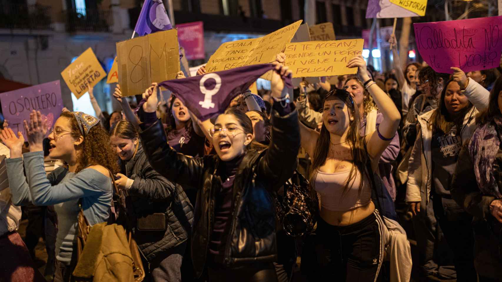 Decenas de mujeres durante la manifestación del 8M en Barcelona