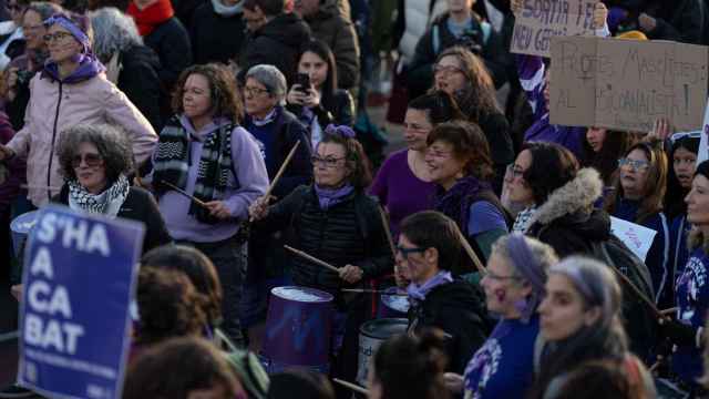 Decenas de mujeres durante la manifestación del 8M de Barcelona