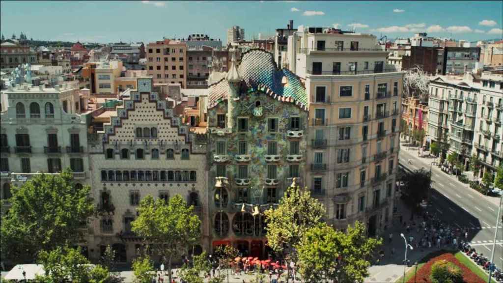 La Casa Batlló y a la derecha, el edificio de Hines y Vila-Casas