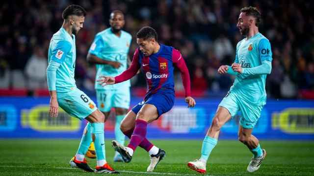 Vitor Roque comanda una jugada ofensiva en el Barça-Mallorca