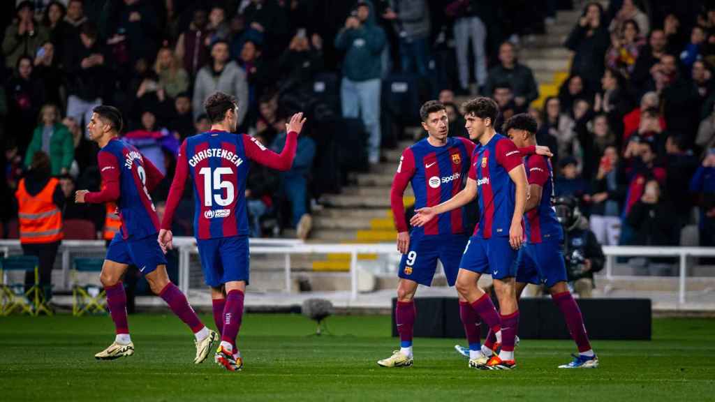 Los futbolistas del Barça festejan la victoria contra el Mallorca en Montjuïc