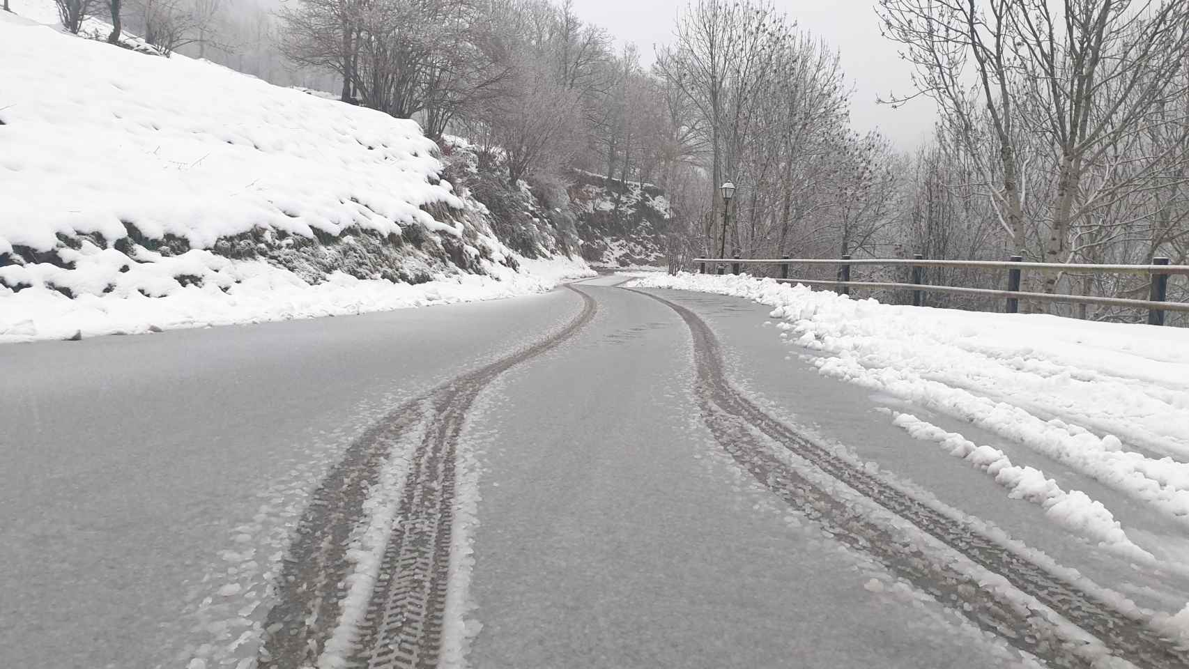 Una carretera afectada por la nieve en Cataluña