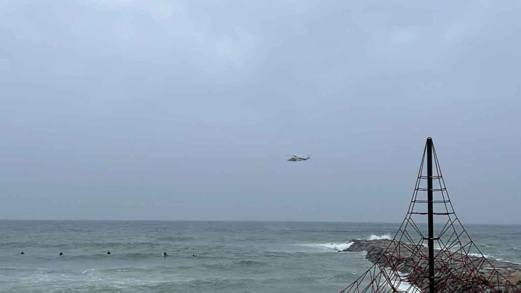 Operativo de búsqueda de un desaparecido en la playa de Barcelona