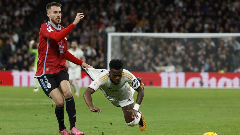 El lance entre Vinicius y Óscar Mingueza en el Real Madrid-Celta