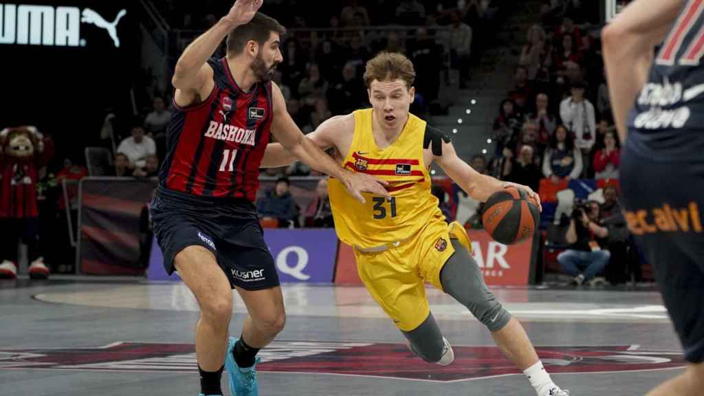 Rokas Jokubaitis conduce el balón en el Baskonia-Barça de Liga Endesa