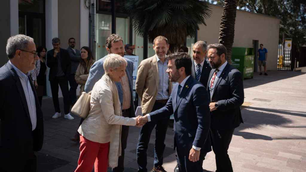 La directora de Rodalies de Catalunya en Renfe, Mayte Castillo, saluda al presidente de la Generalitat de Catalunya, Pere Aragonès, durante su visita a la estación de Renfe de Gavà, a 8 de mayo de 2023