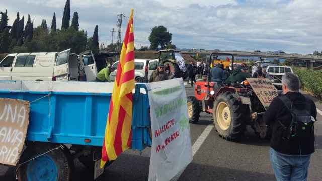 Tractores y manifestantes cortan la AP-7 de forma indefinida contra el Hard Rock