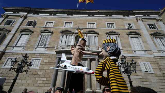 Marionetas de Pedro Sánchez y Carles Puigdemont en la manifestación contra la amnistía en Barcelona