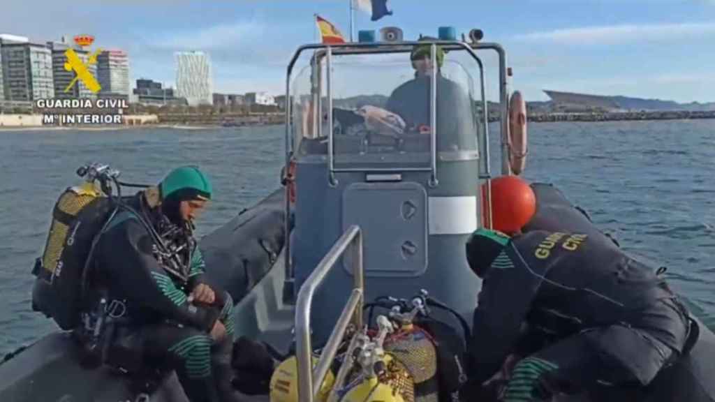 Submarinistas de la Guardia Civil durante el operativo de rescate