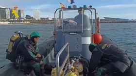 Submarinistas de la Guardia Civil durante el operativo de rescate