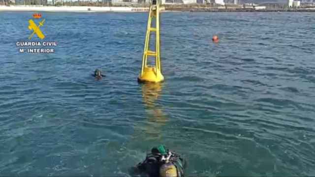 Submarinistas de la Guardia Civil durante el rescate de este domingo en la playa de la Mar Bella de Barcelona