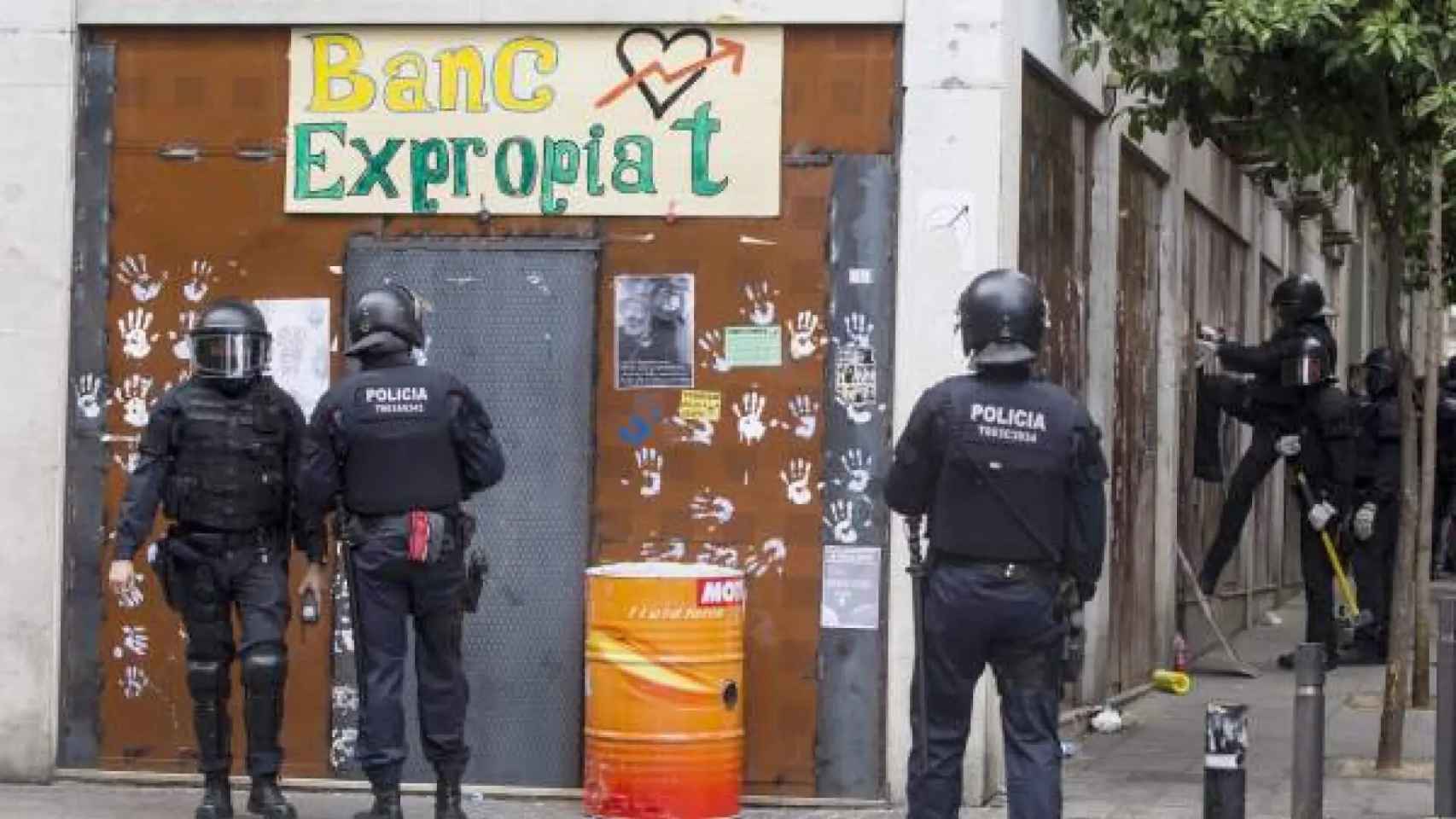Los Mossos d'Esquadra, ante el Banc Expropiat en Barcelona