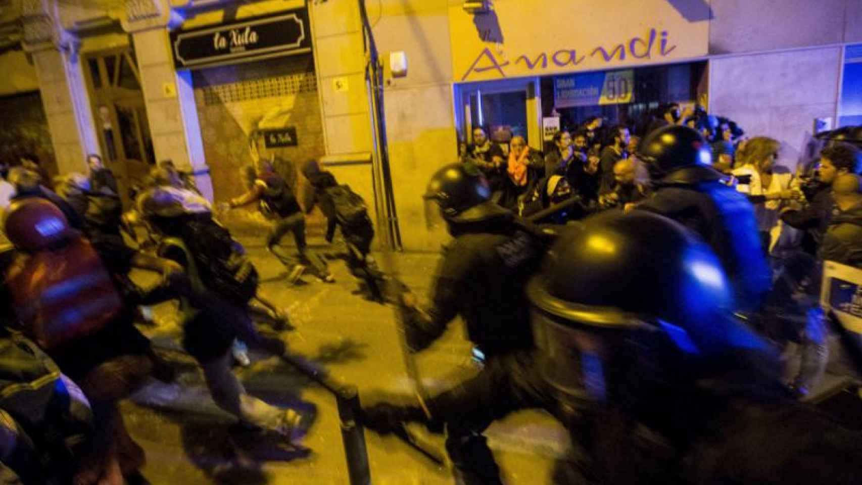 Incidentes en uno de los días de protesta del Banc Expropiat en Barcelona