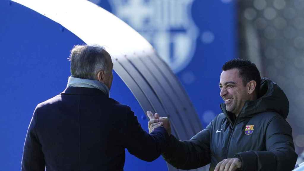 Xavi Hernández saluda a Rafa Yuste