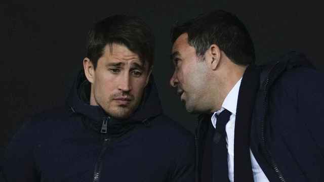 Deco conversa con Bojan durante un partido del Barça en Montjuïc