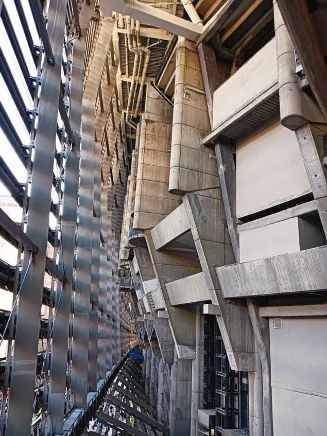 La parte interna del Santiago Bernabéu con las placas de acero que rodean al estadio