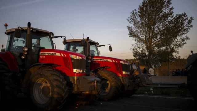 Los agricultores cortan la autopista AP-7 a la altura de Pontós, el pasado 29 de febrero