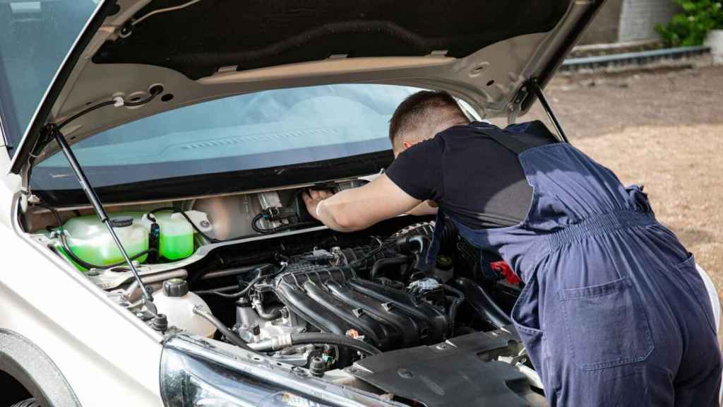 Un mecánico inspecciona un coche